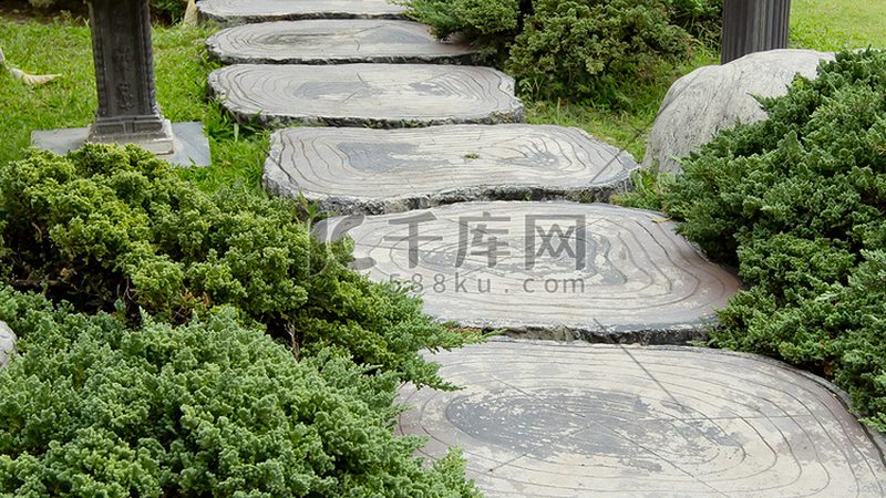 目前市面上常见的庭院鱼池防水材料主要有以下几种：